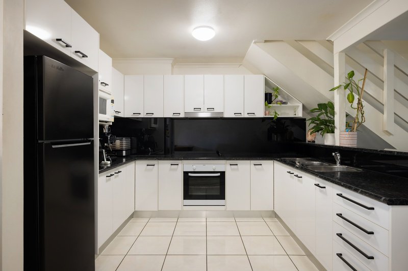 Photo - 3/63 Olsen Avenue, Labrador QLD 4215 - Image 4