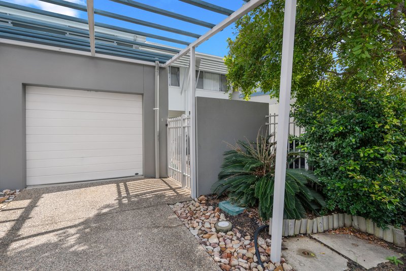 Photo - 3/68 Pulgul Street, Urangan QLD 4655 - Image 2