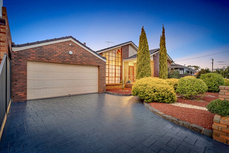 Photo - 37 Amesbury Avenue, Craigieburn VIC 3064 - Image 2