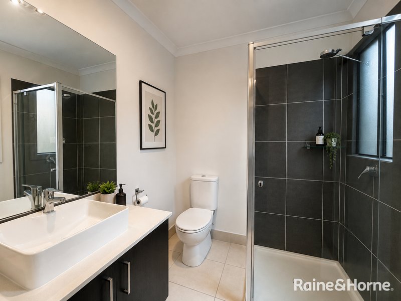 Photo - 37 Botany Way, Pakenham VIC 3810 - Image 4