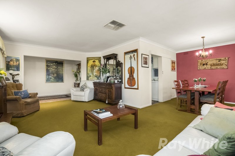 Photo - 37 Brentwood Drive, Glen Waverley VIC 3150 - Image 2