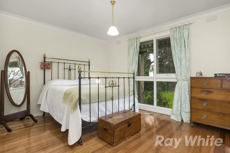 Photo - 37 Brentwood Drive, Glen Waverley VIC 3150 - Image 7