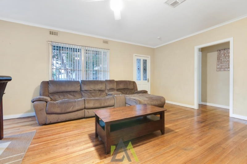 Photo - 37 Candlebark Crescent, Frankston North VIC 3200 - Image 3