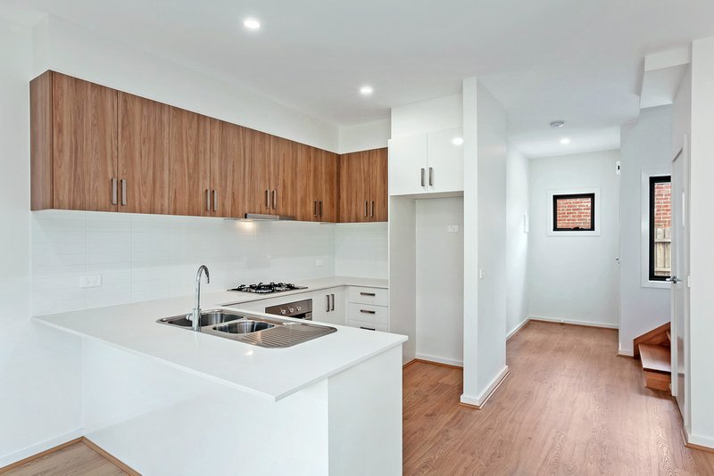 Photo - 3/7 Dundee Street, Reservoir VIC 3073 - Image 2