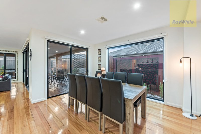 Photo - 37 Escapade Boulevard, Craigieburn VIC 3064 - Image 6