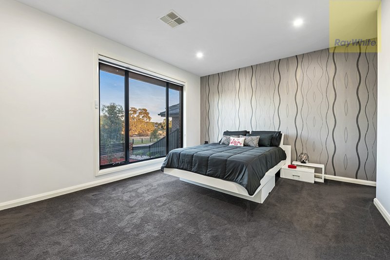 Photo - 37 Escapade Boulevard, Craigieburn VIC 3064 - Image 9