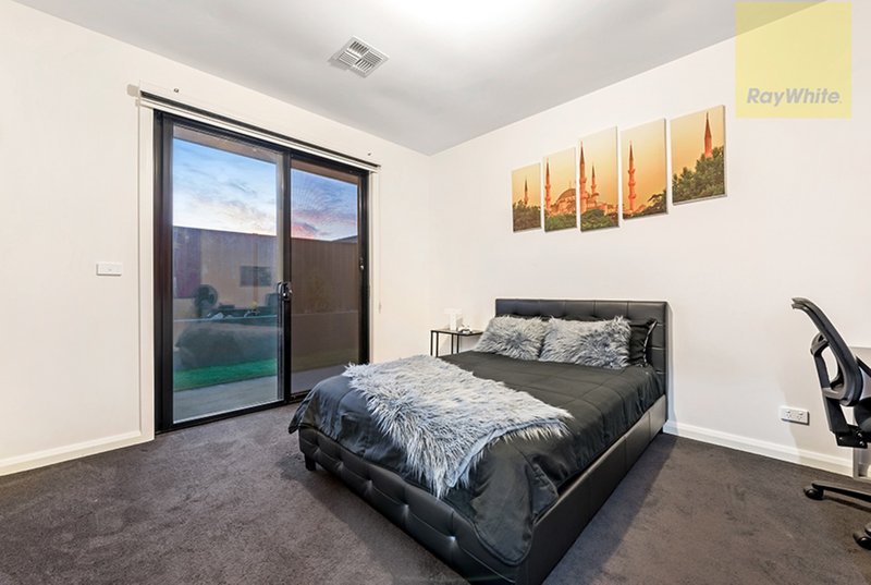 Photo - 37 Escapade Boulevard, Craigieburn VIC 3064 - Image 12