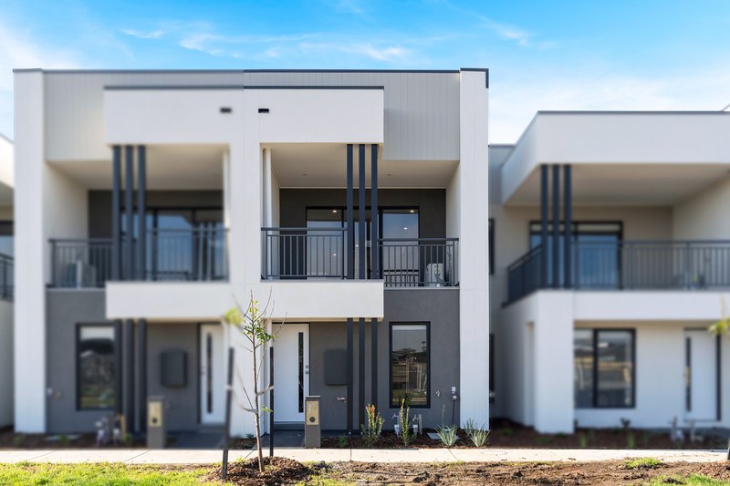 Photo - 37 Fairywren Road, Mickleham VIC 3064 - Image 1