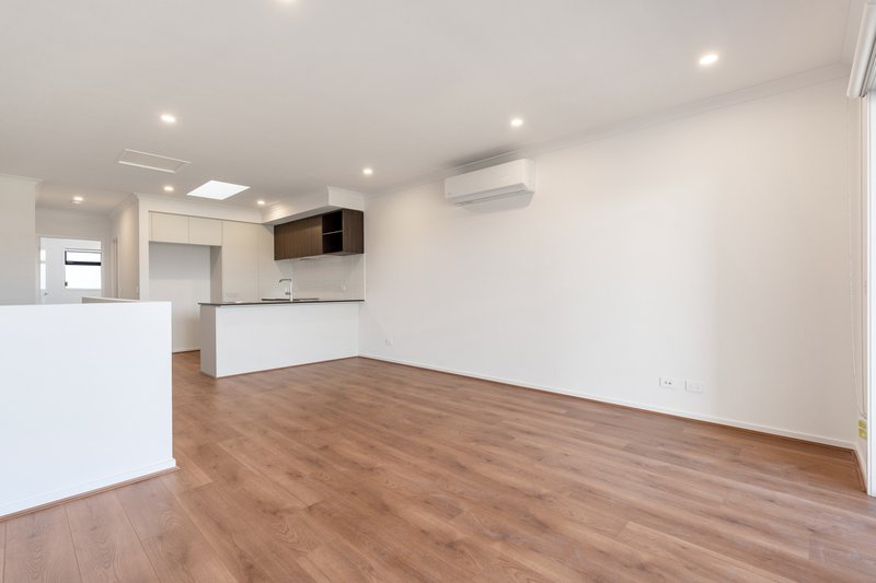 Photo - 37 Fairywren Road, Mickleham VIC 3064 - Image 4