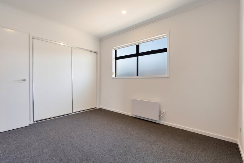 Photo - 37 Fairywren Road, Mickleham VIC 3064 - Image 12