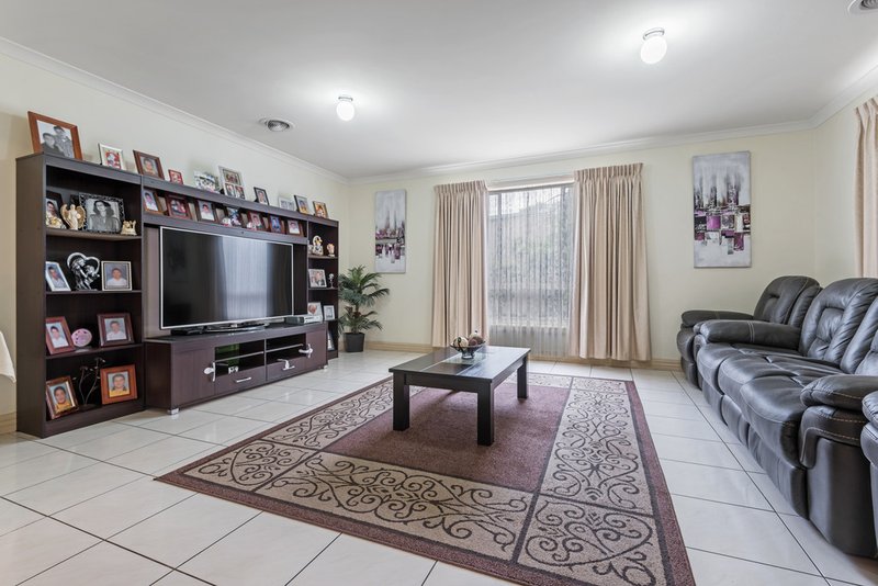 Photo - 37 Flagstaff Loop, Craigieburn VIC 3064 - Image 5