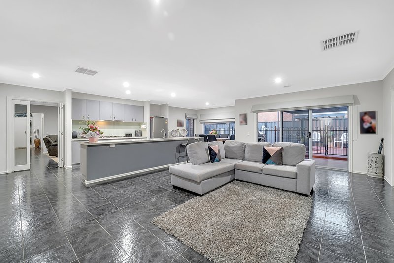 Photo - 37 Hemsley Promenade, Point Cook VIC 3030 - Image 11