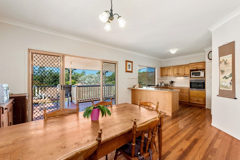 Photo - 37 Hillenvale Avenue, Arana Hills QLD 4054 - Image 4