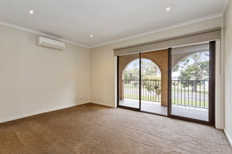 Photo - 37 Jackman Crescent, Keilor VIC 3036 - Image 7