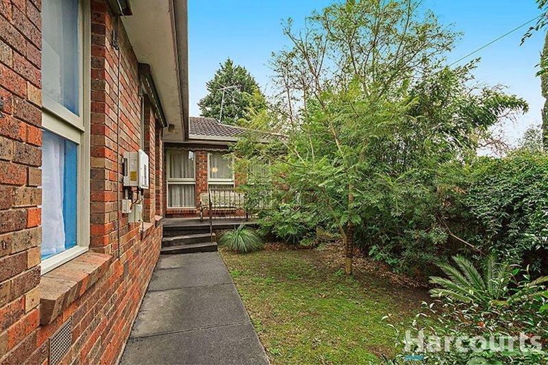 Photo - 37 King Arthur Drive, Glen Waverley VIC 3150 - Image 7