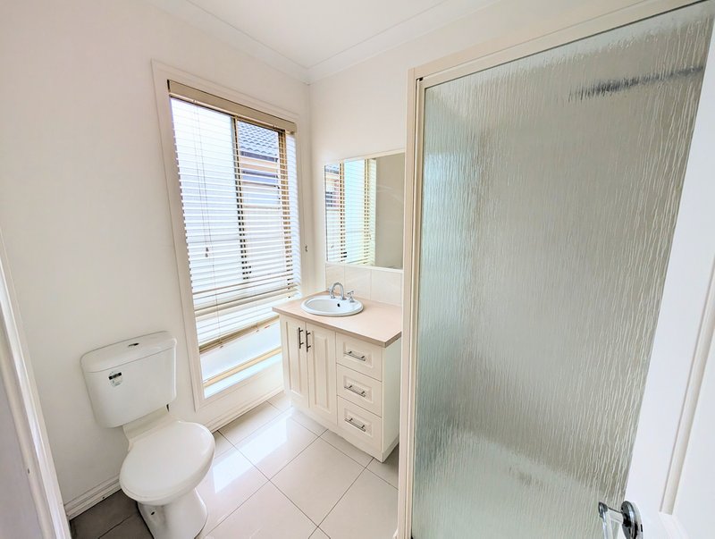 Photo - 37 Long Island Circuit, Craigieburn VIC 3064 - Image 2
