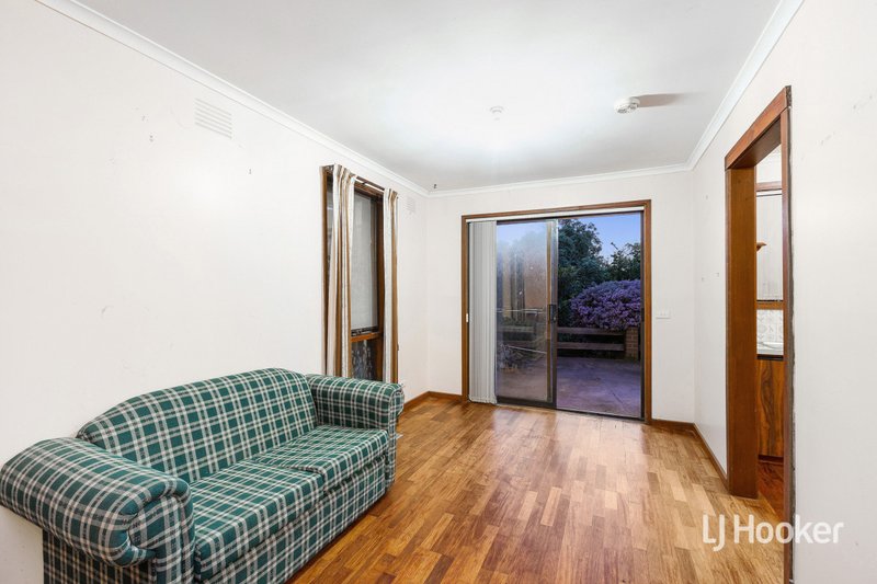 Photo - 37 Mount Eagle Way, Wyndham Vale VIC 3024 - Image 4