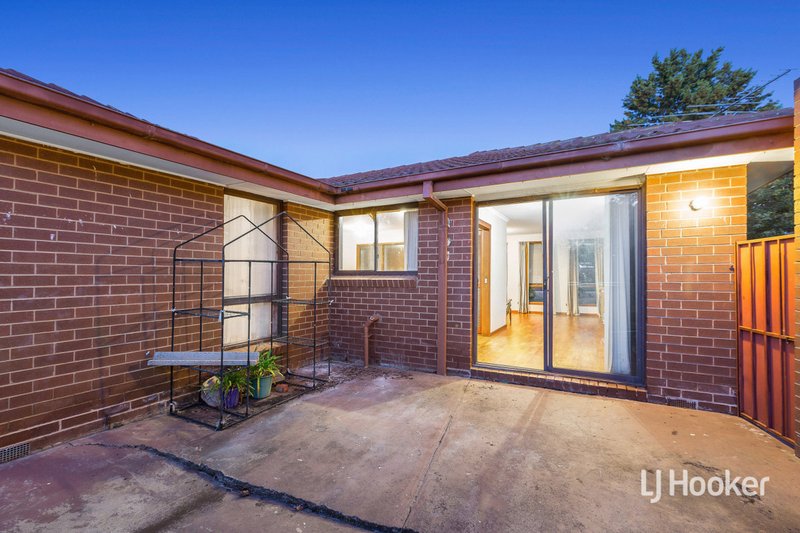 Photo - 37 Mount Eagle Way, Wyndham Vale VIC 3024 - Image 10