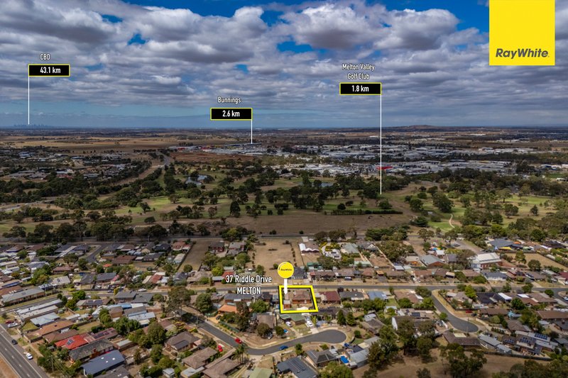 Photo - 37 Riddle Drive, Melton VIC 3337 - Image 18