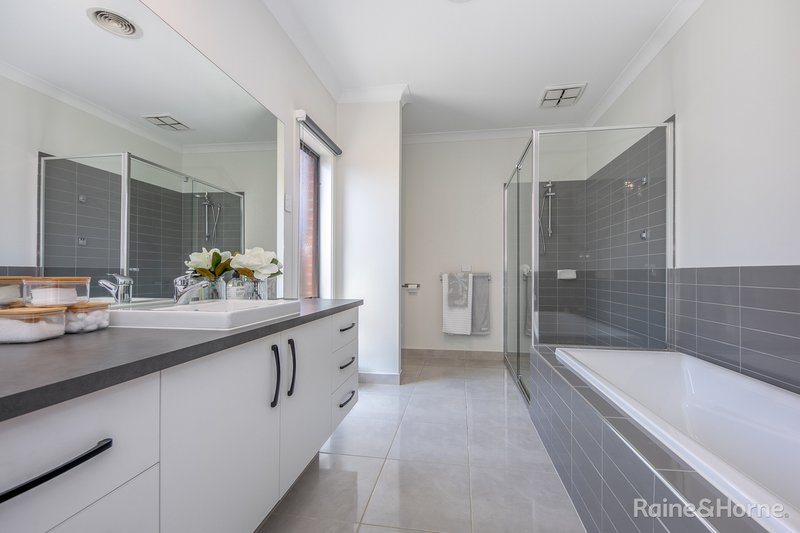 Photo - 37 Rosenthal Boulevard, Sunbury VIC 3429 - Image 5