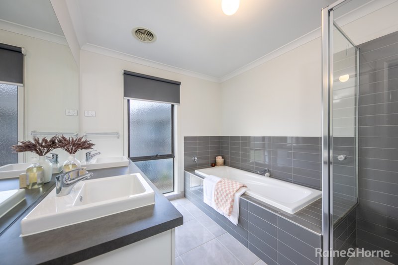 Photo - 37 Rosenthal Boulevard, Sunbury VIC 3429 - Image 15