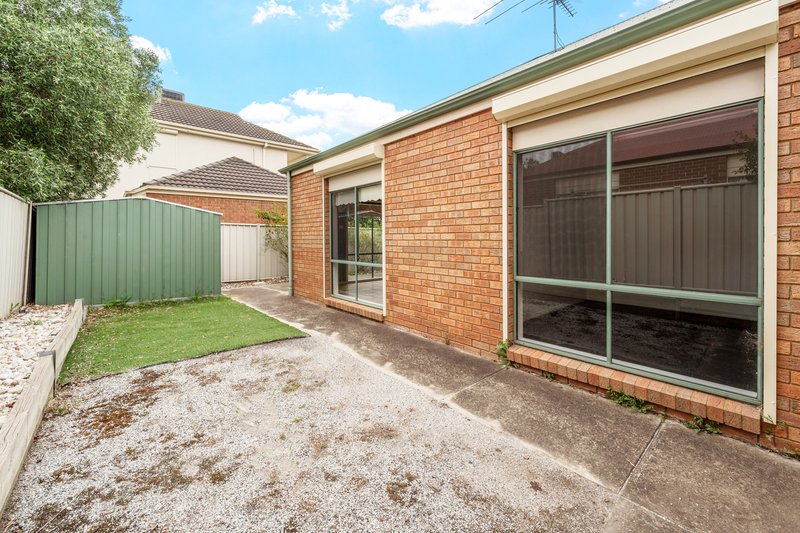 Photo - 37 Stoke Heath Way, Caroline Springs VIC 3023 - Image 10