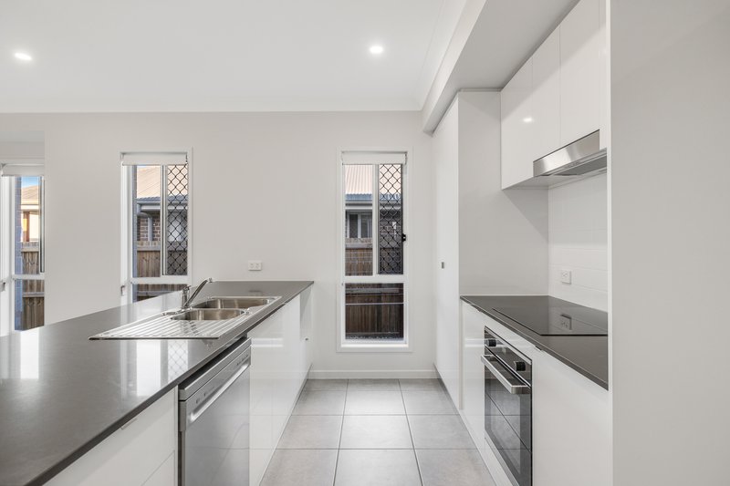 Photo - 37 Tallowwood Boulevard, Cotswold Hills QLD 4350 - Image 3