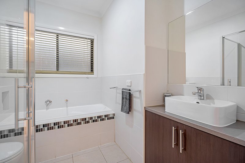 Photo - 37 Thorngrove Avenue, Craigieburn VIC 3064 - Image 11