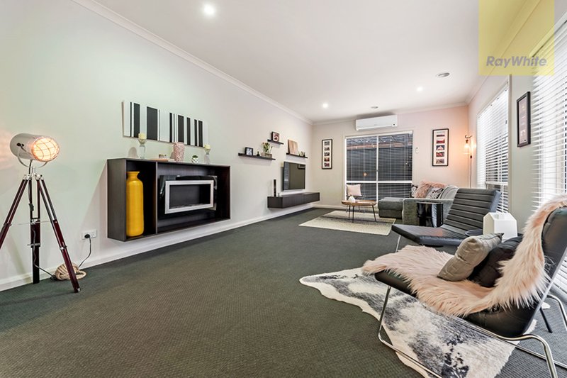 Photo - 37 Viewside Crescent, Craigieburn VIC 3064 - Image 6