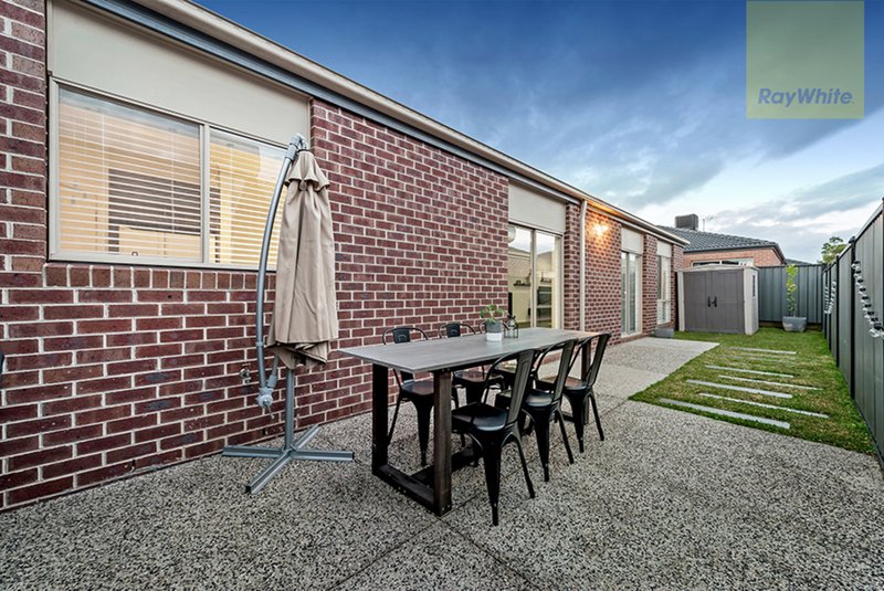 Photo - 37 Viewside Crescent, Craigieburn VIC 3064 - Image 16