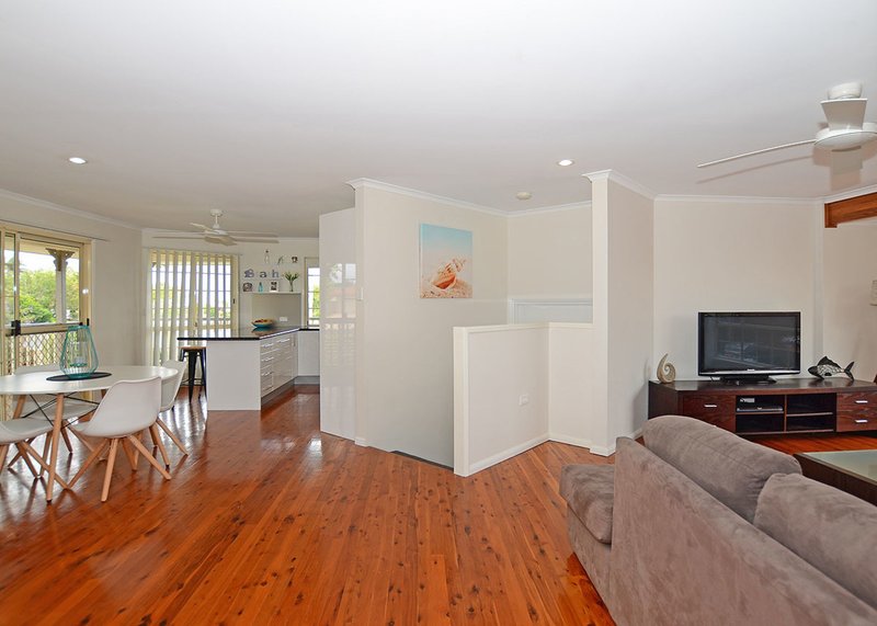 Photo - 37 Wattle Street, Point Vernon QLD 4655 - Image 6