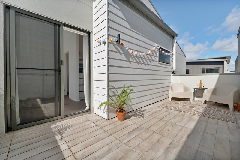 Photo - 37/1 Lyra Avenue, Hope Island QLD 4212 - Image 11