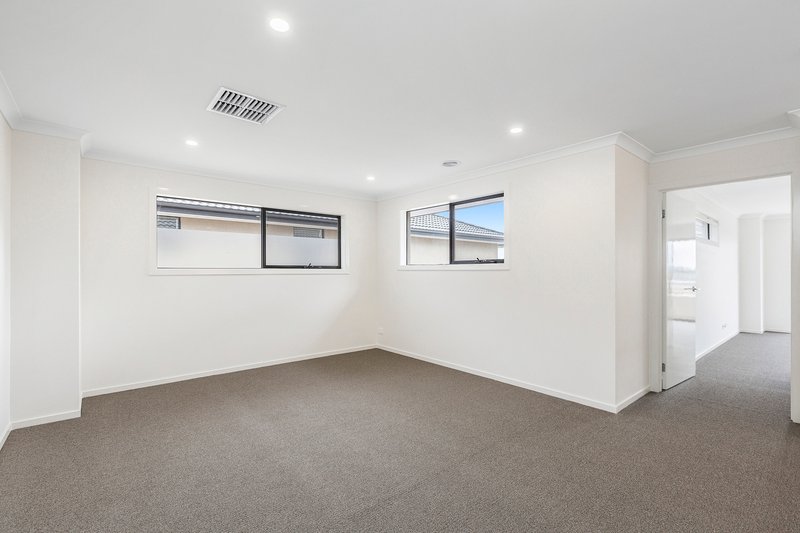 Photo - 38 Ambassador Crescent, Point Cook VIC 3030 - Image 4