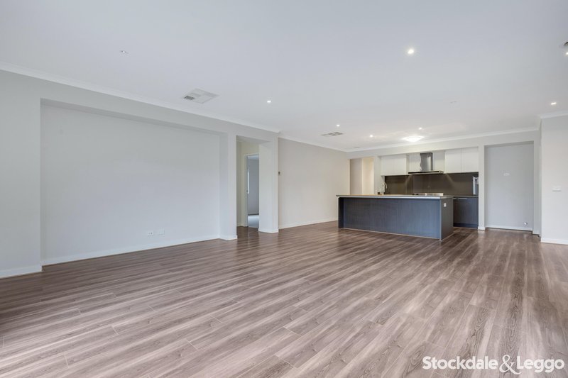 Photo - 38 Bluebell Drive, Craigieburn VIC 3064 - Image 5