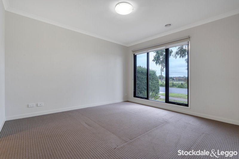 Photo - 38 Bluebell Drive, Craigieburn VIC 3064 - Image 7