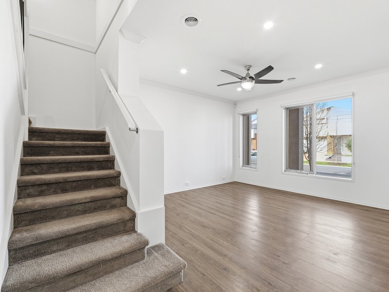 Photo - 38 Broadbeach Circuit, Point Cook VIC 3030 - Image 2
