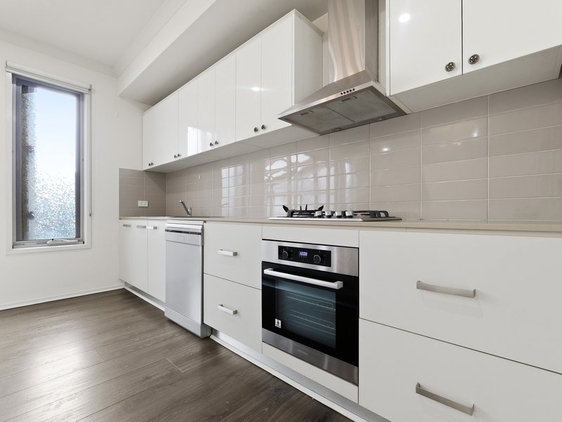 Photo - 38 Broadbeach Circuit, Point Cook VIC 3030 - Image 5