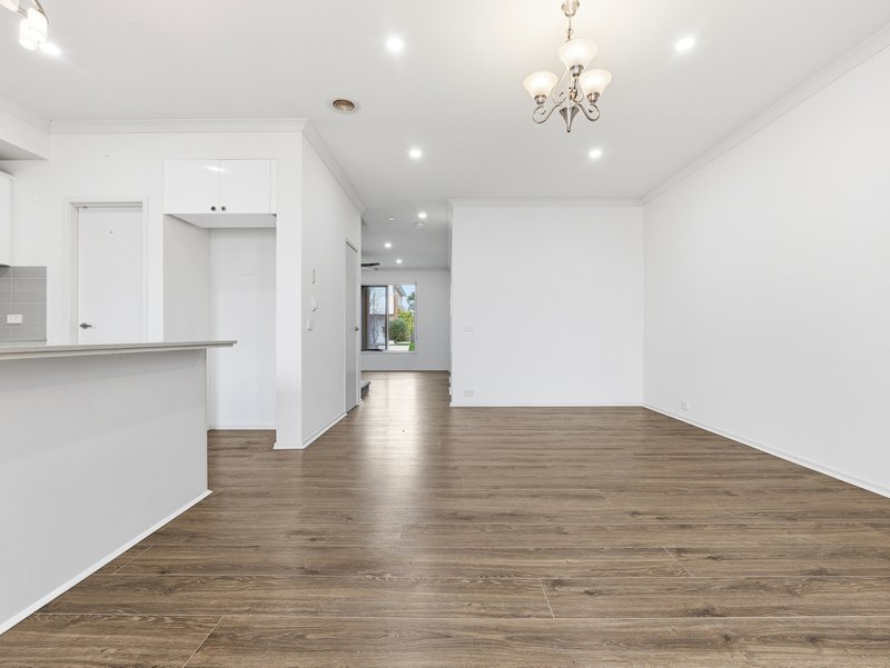 Photo - 38 Broadbeach Circuit, Point Cook VIC 3030 - Image 9