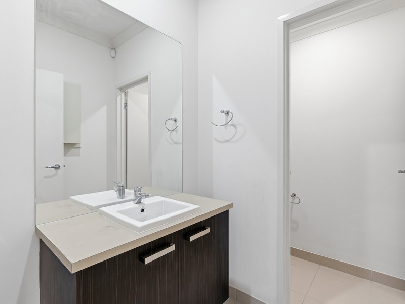 Photo - 38 Broadbeach Circuit, Point Cook VIC 3030 - Image 10