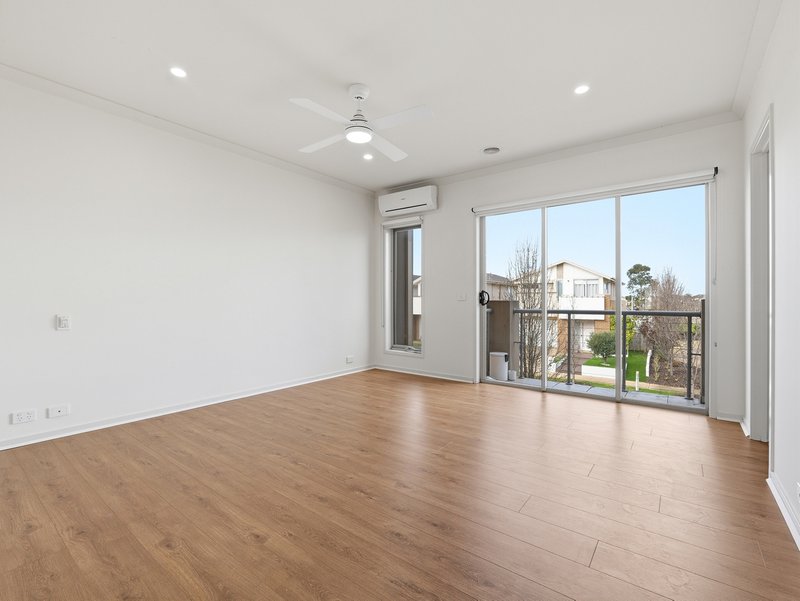 Photo - 38 Broadbeach Circuit, Point Cook VIC 3030 - Image 12
