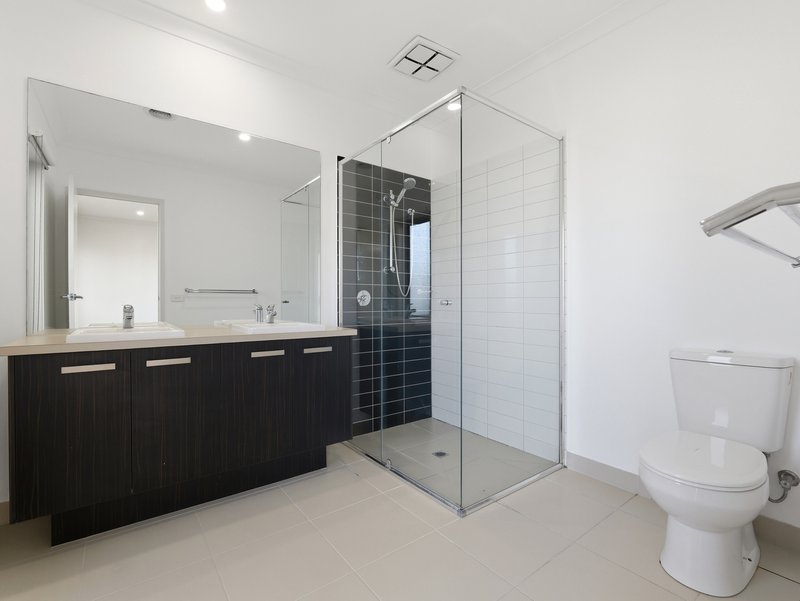 Photo - 38 Broadbeach Circuit, Point Cook VIC 3030 - Image 14