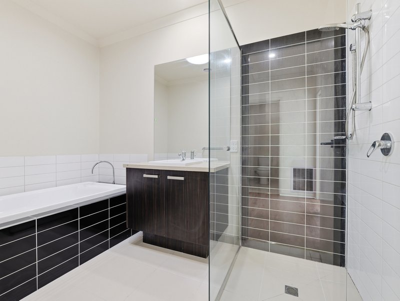 Photo - 38 Broadbeach Circuit, Point Cook VIC 3030 - Image 15