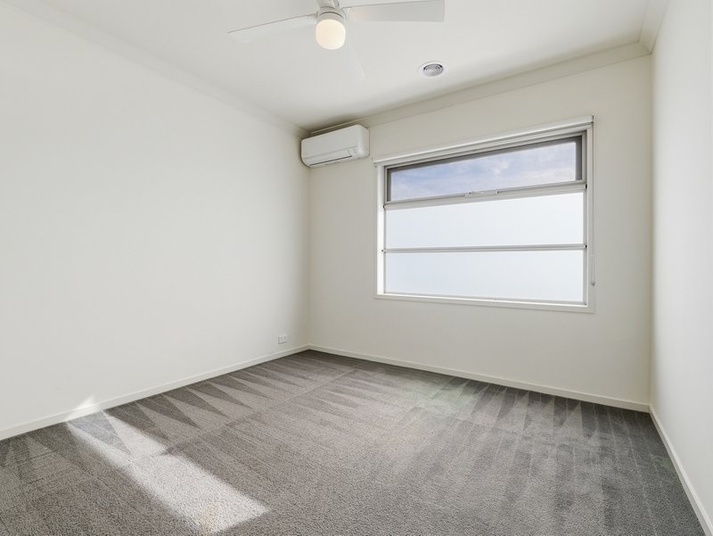 Photo - 38 Broadbeach Circuit, Point Cook VIC 3030 - Image 17