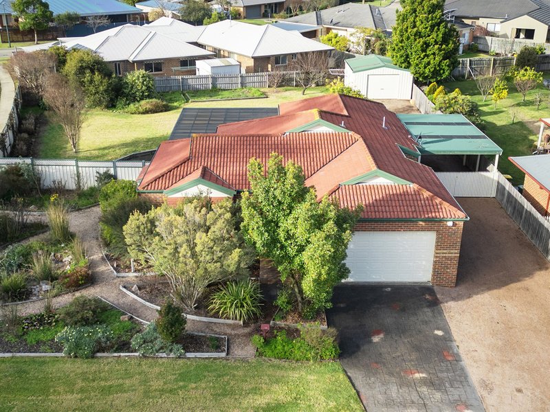 38 Charlton Place, Eastwood VIC 3875