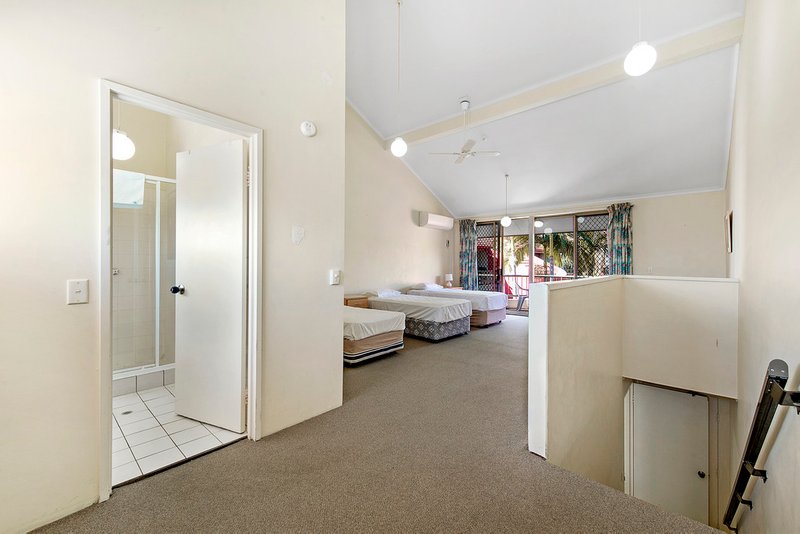 Photo - 38 Enderley Avenue, Surfers Paradise QLD 4217 - Image 9