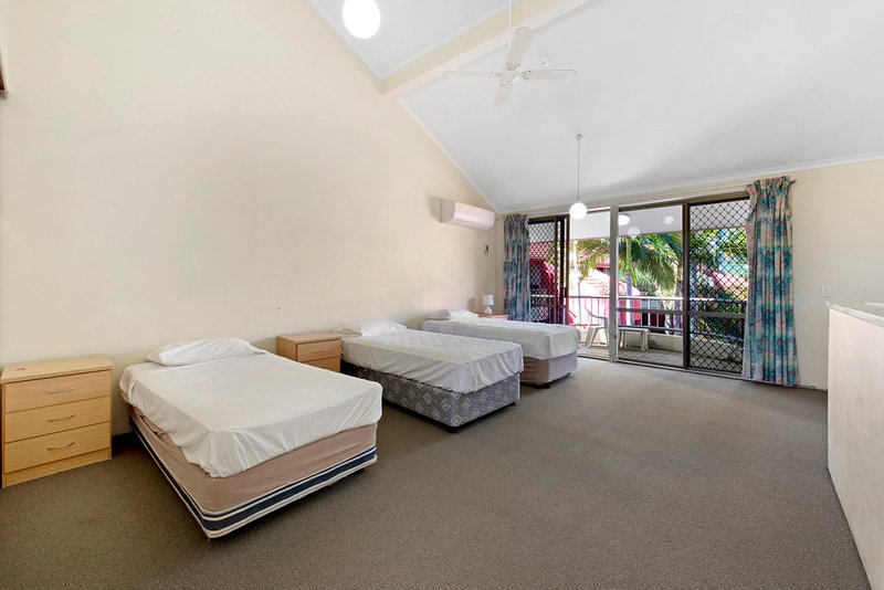 Photo - 38 Enderley Avenue, Surfers Paradise QLD 4217 - Image 11