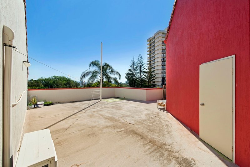 Photo - 38 Enderley Avenue, Surfers Paradise QLD 4217 - Image 16