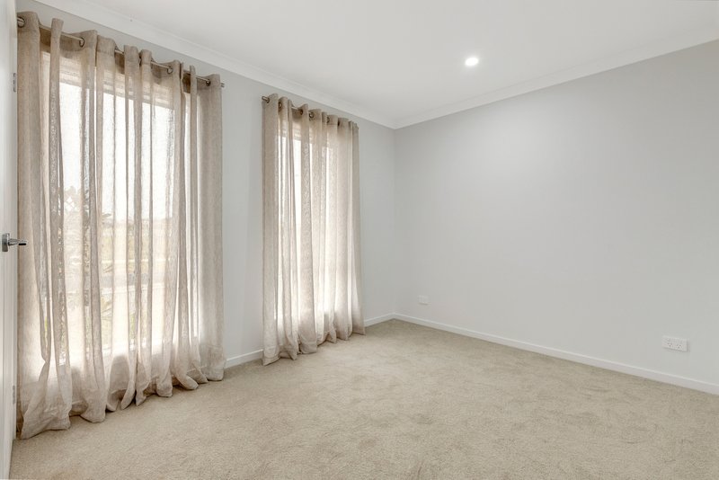 Photo - 38 Fillmore Drive, Craigieburn VIC 3064 - Image 11