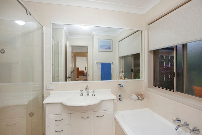 Photo - 38 Gardendale Cr , Burleigh Waters QLD 4220 - Image 11