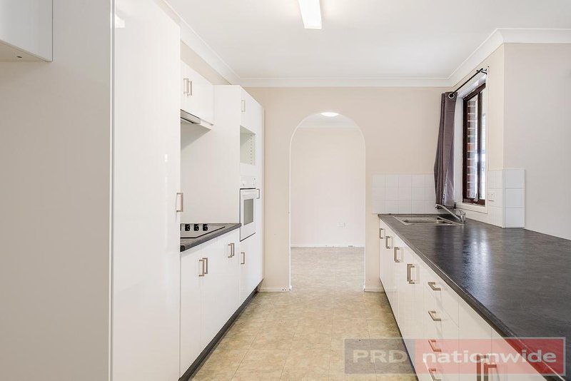 Photo - 38 Geranium Avenue, Macquarie Fields NSW 2564 - Image 4